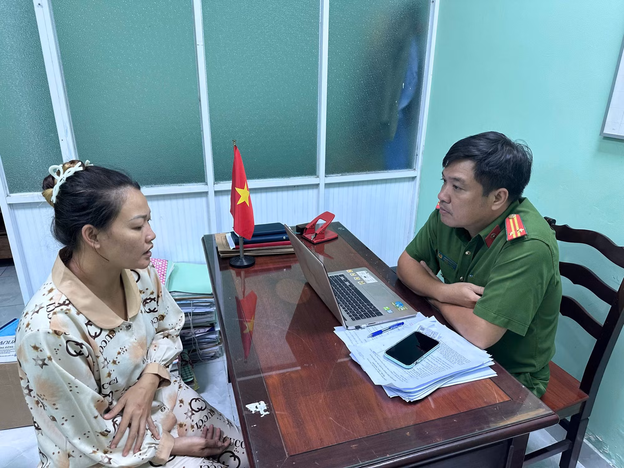 Bắt giữ người phụ nữ đánh nhân viên gác chắn tàu hỏa -1