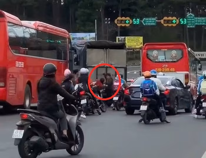 Công an Đà Lạt triệu tập 2 người đàn ông đánh tài xế xe khách -0