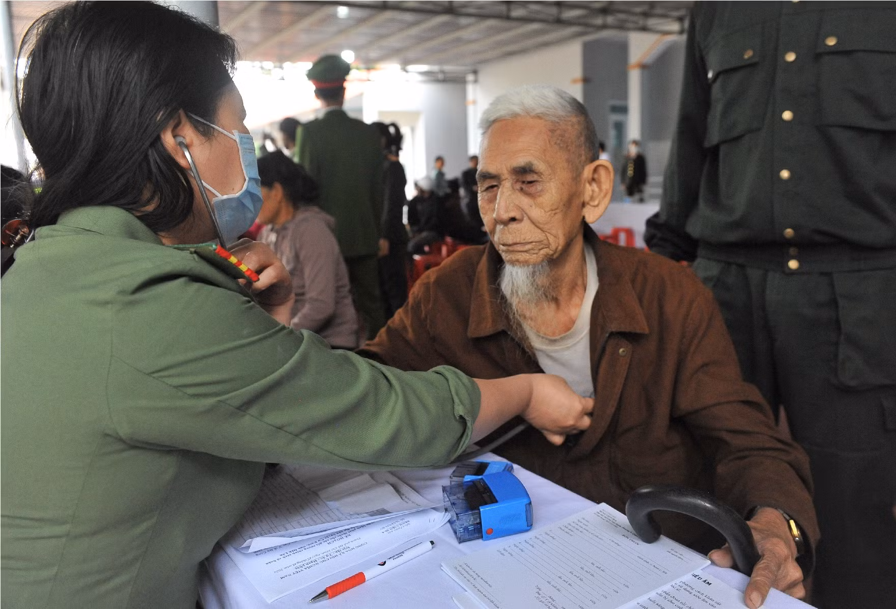 Mang đông ấm về với buôn làng -0