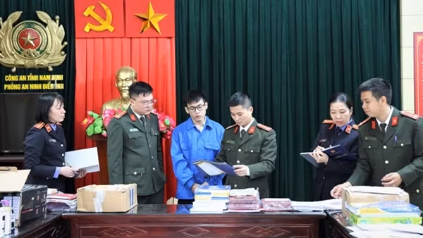 Triệt phá đường dây làm giả con dấu tài liệu, giao dịch qua mạng xã hội