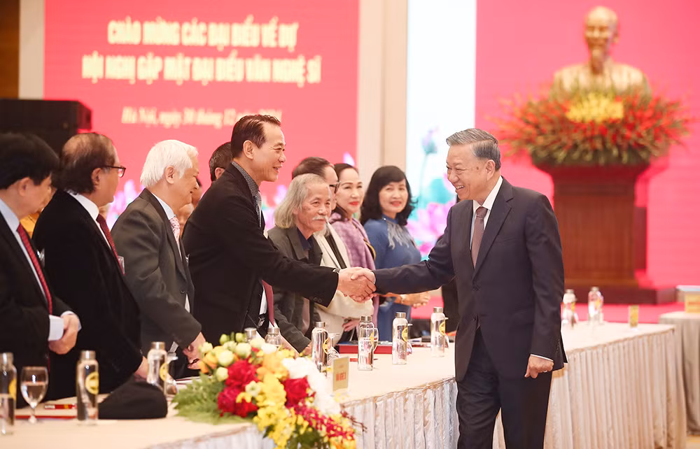 tổng bí thư tô lâm với các đại biểu văn nghệ sĩ.jpg -0