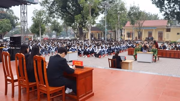 Khi các chú Công an cùng em đến trường