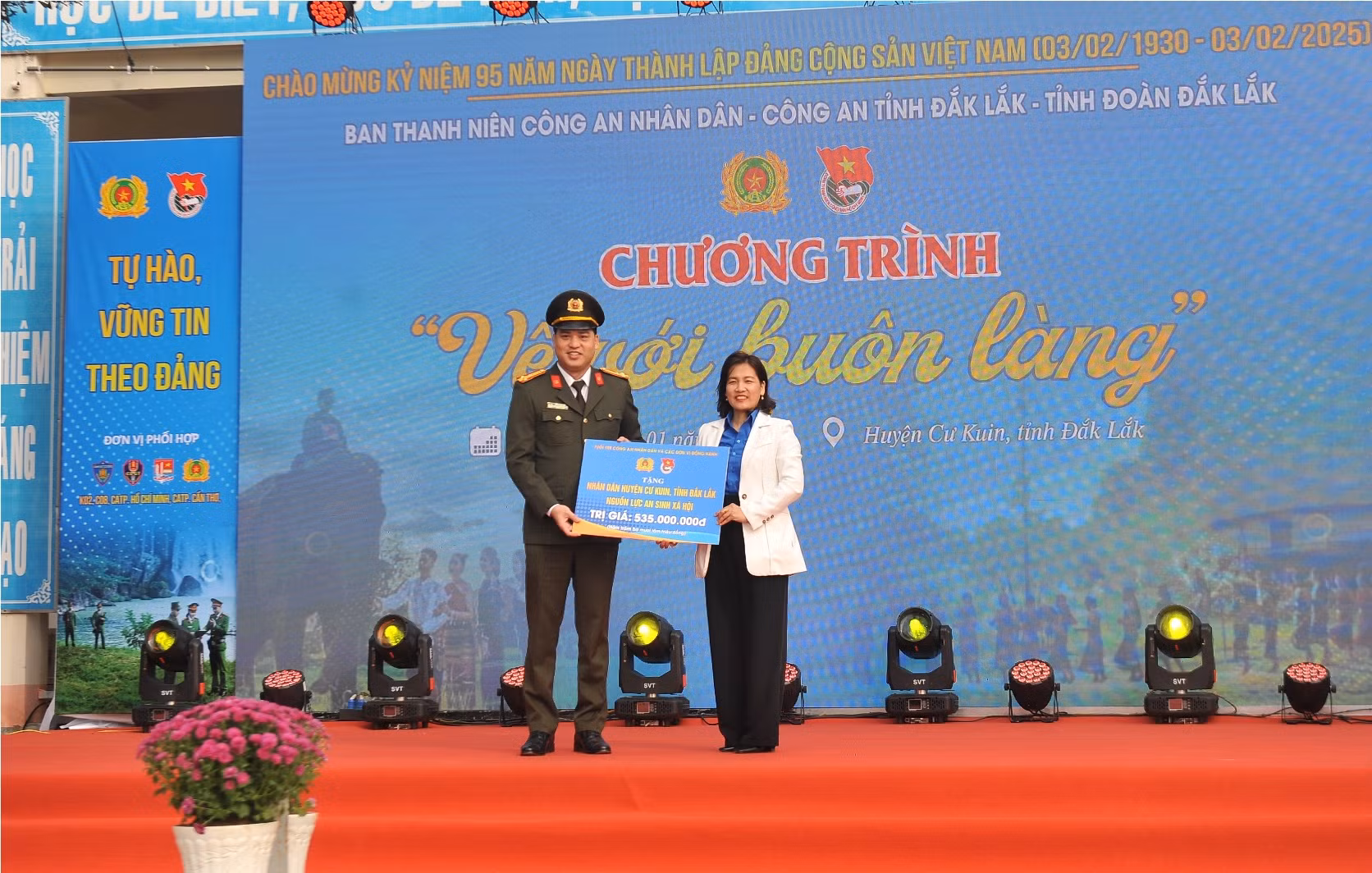 Mang đông ấm về với buôn làng -0