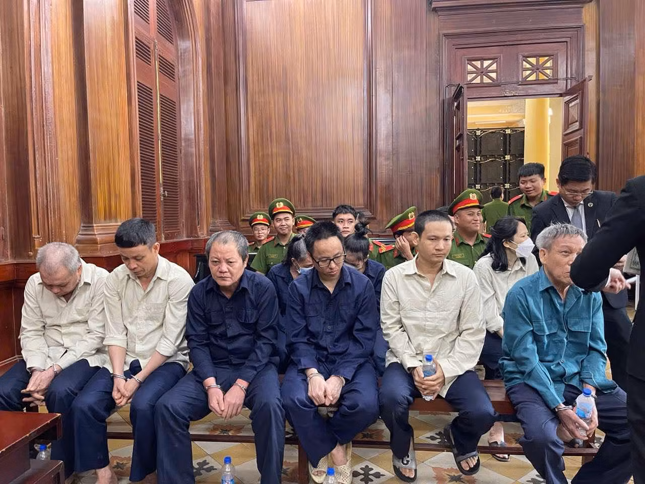 Xét xử nhóm lập 18 &nbsp;dự án &nbsp;“ma” lừa khách hàng, chiếm đoạt 834 tỷ đồng -0