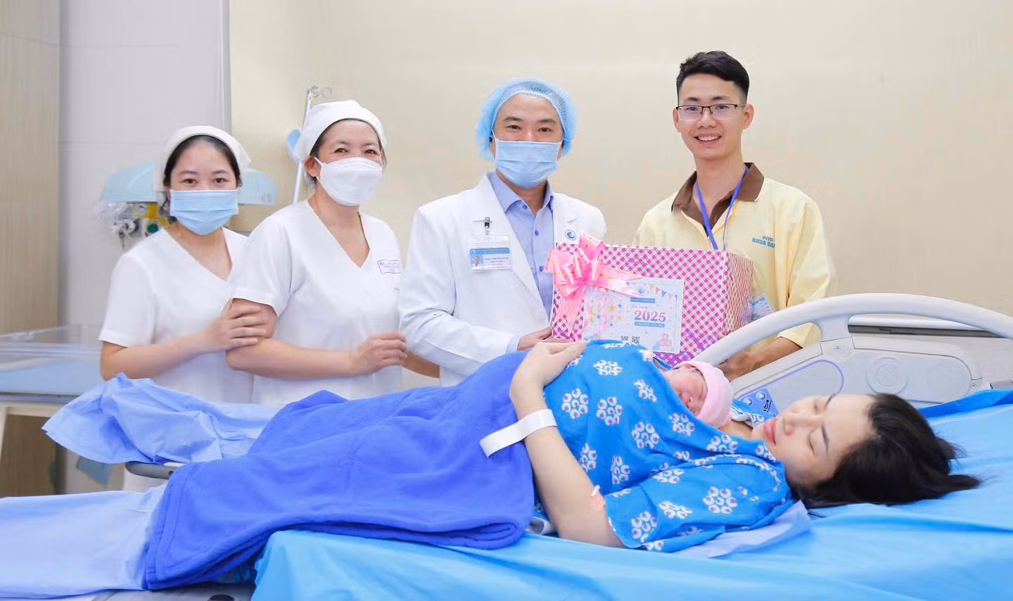 Những “công dân nhí” đầu tiên của năm mới 2025 -0