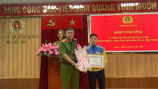 Khen thưởng tài xế dũng cảm ngăn chặn vụ gây rối