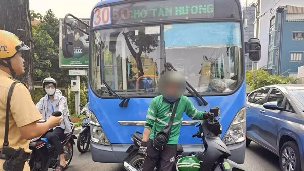 Tài xế xe buýt dùng gậy đánh tài xế xe ôm công nghệ vì... không nhường đường