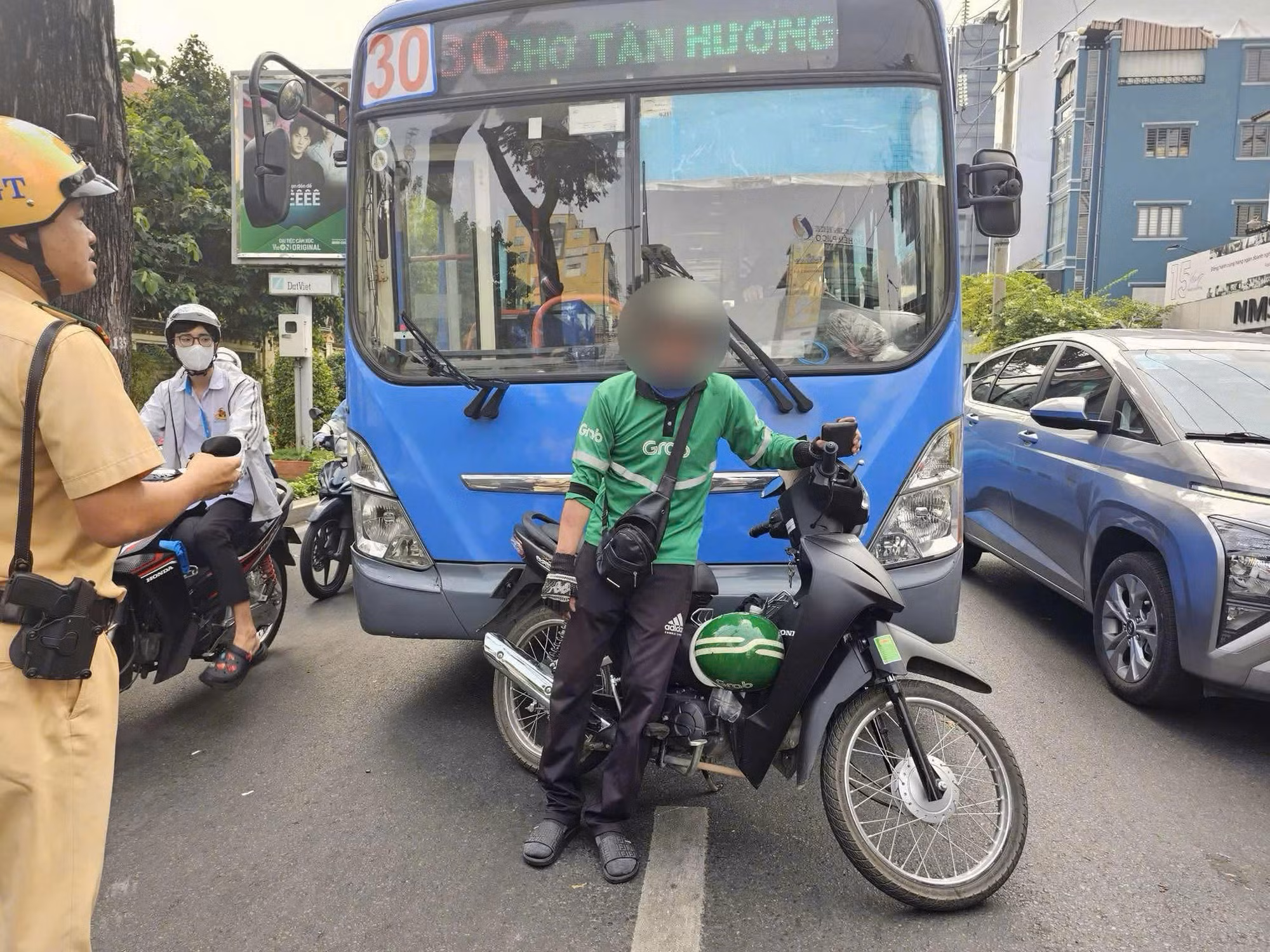 Tài xế xe buýt dùng gậy đánh tài xế xe ôm công nghệ vì...không nhường đường -0