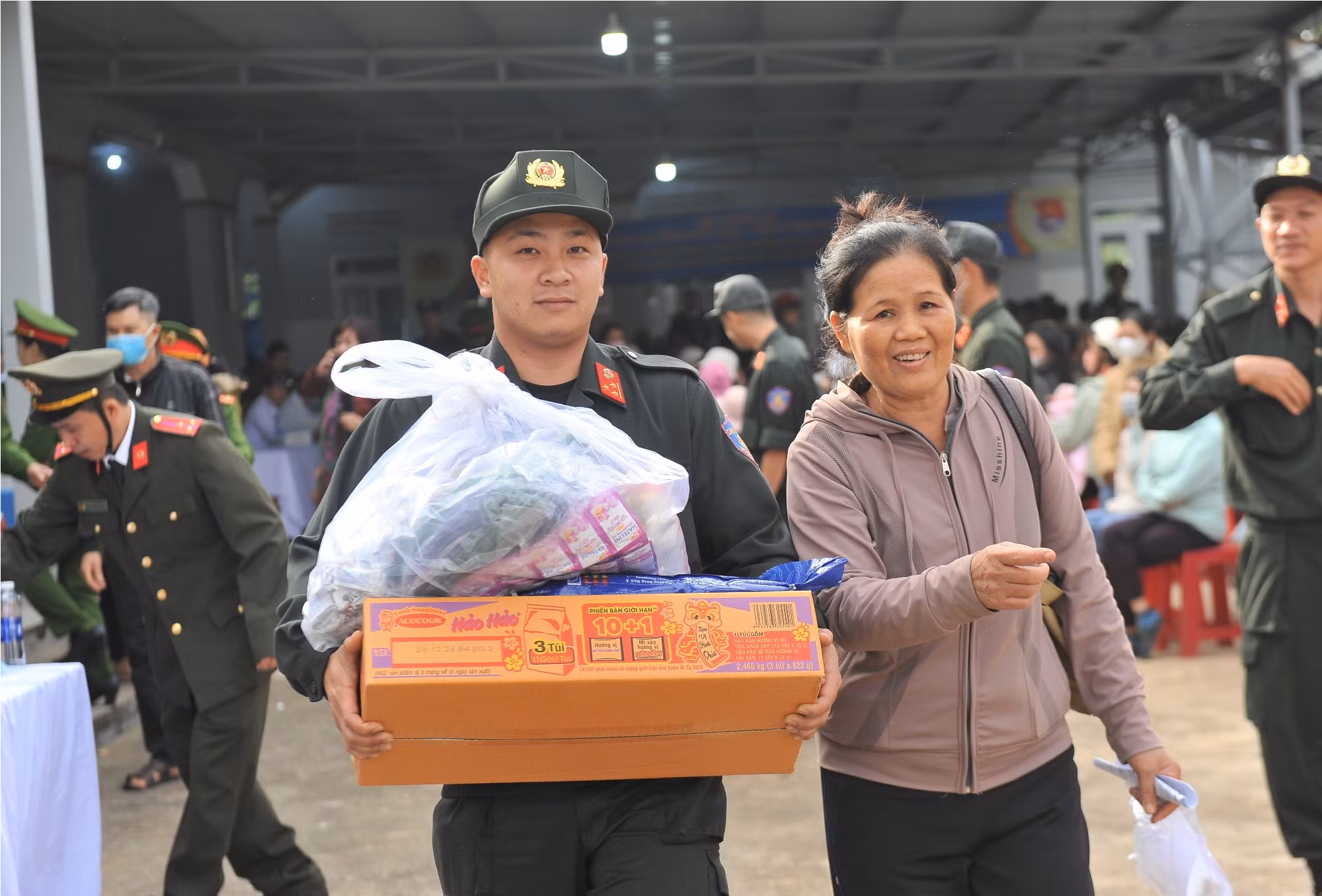 Mang đông ấm về với buôn làng -0