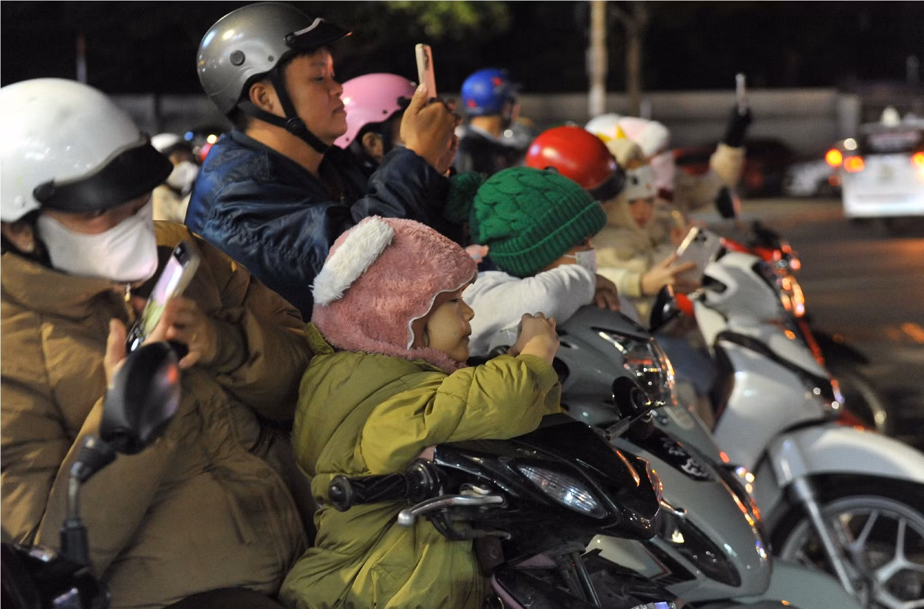 Người dân phố núi thích thú xem Đoàn Quân nhạc biểu diễn -0