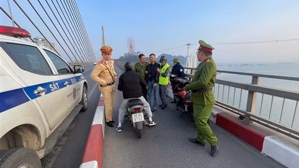 Ngăn kịp thời nam thanh niên định nhảy cầu Bãi Cháy tự tử