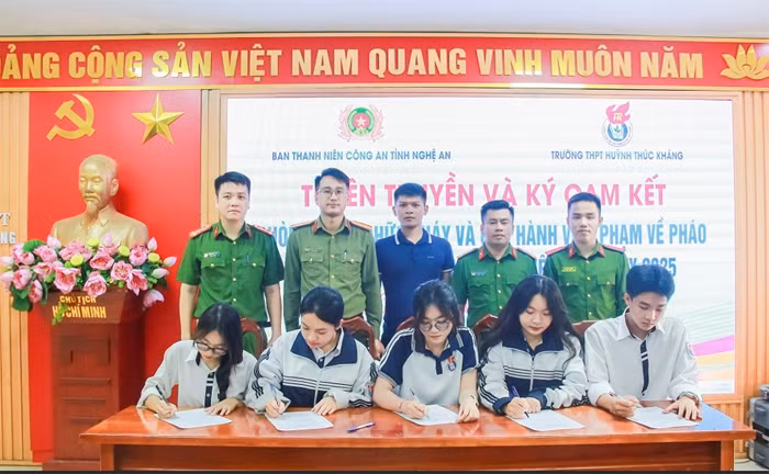 Khi các chú công an cùng em đến trường -0