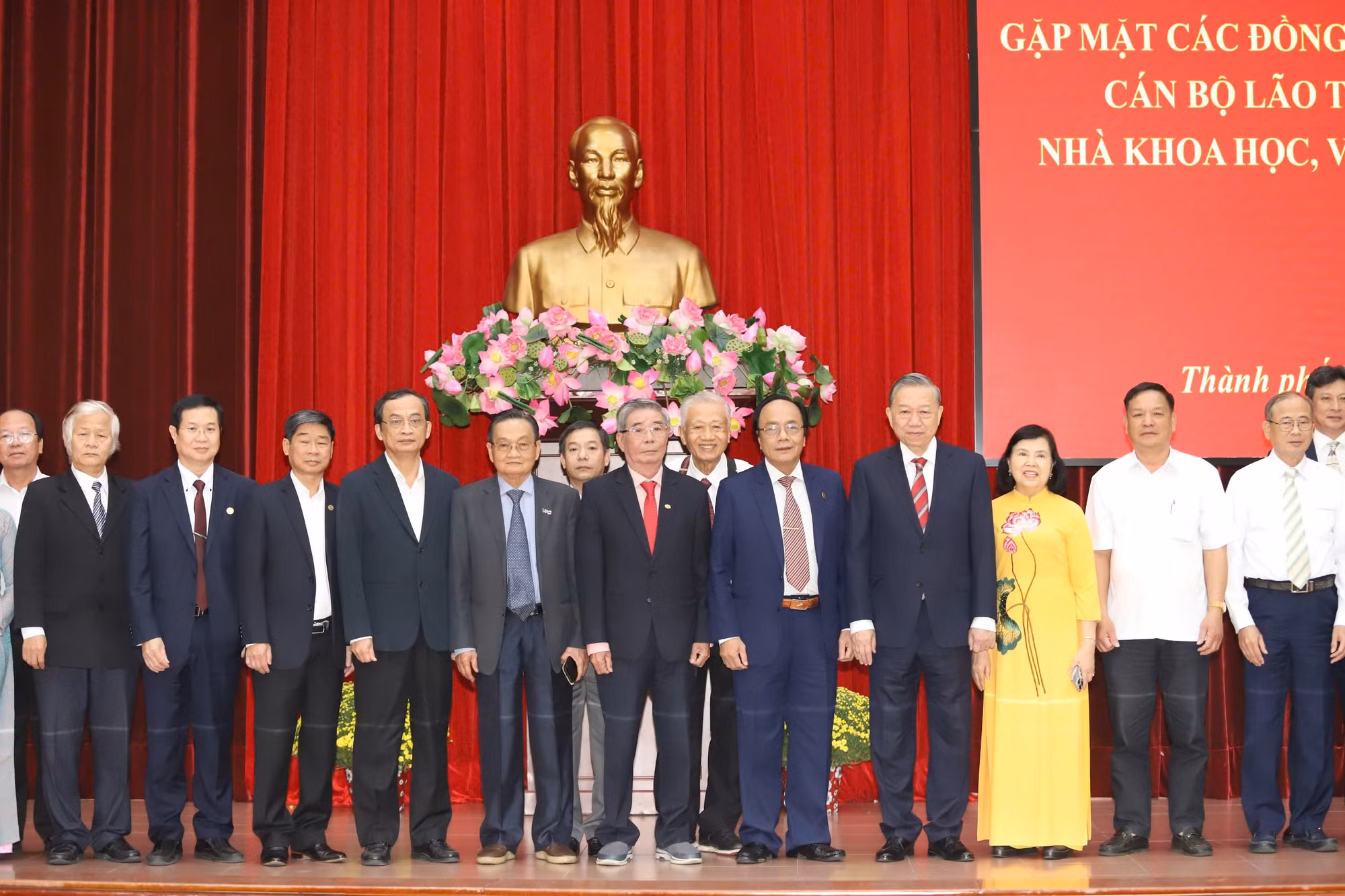 Tổng Bí thư Tô Lâm gặp mặt nguyên lãnh đạo Đảng và đại biểu trí thức, văn nghệ sĩ phía Nam -1