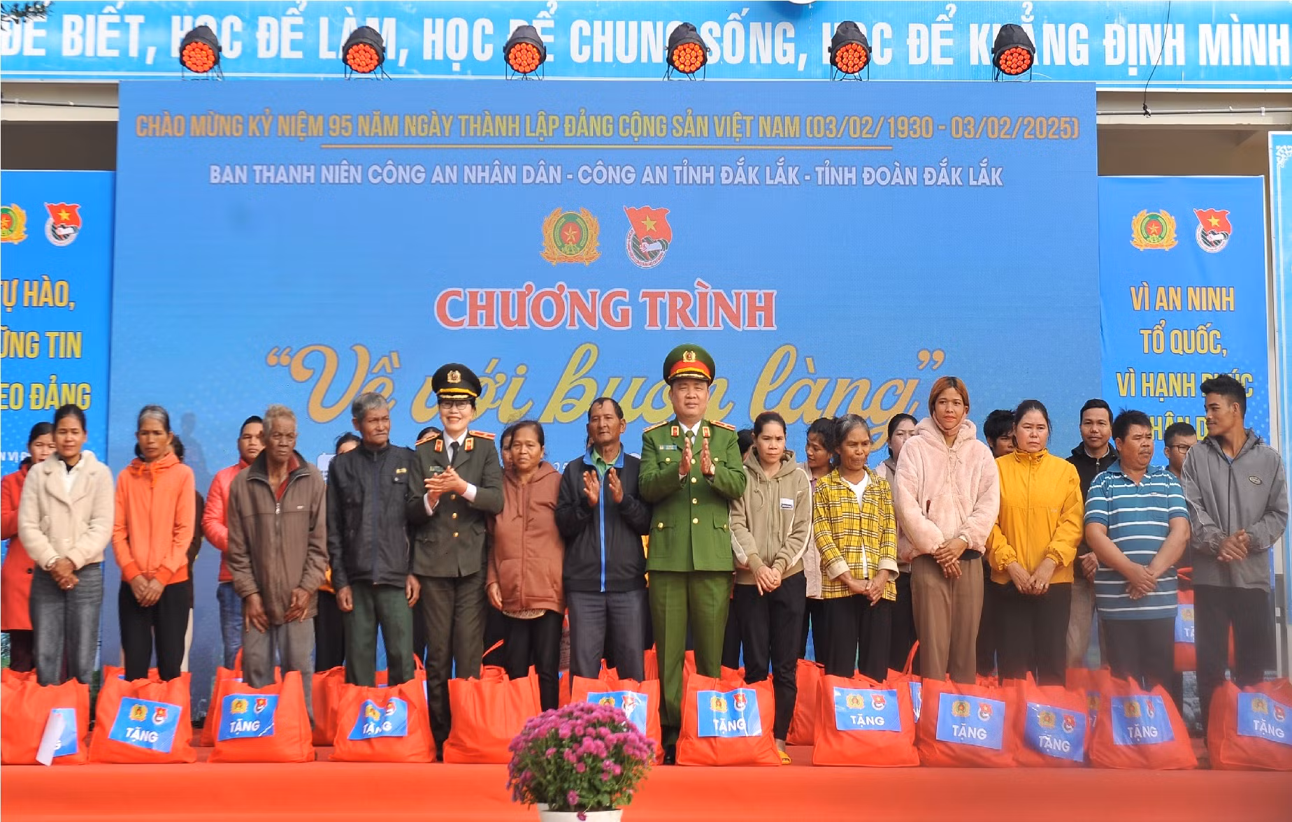 Mang đông ấm về với buôn làng -0