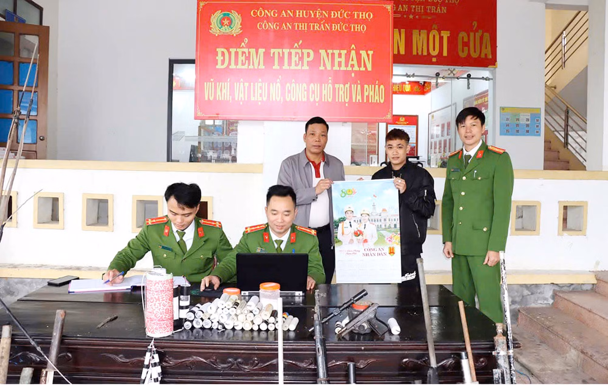 Đổi vũ khí, vật liệu nổ lấy lịch Tết và bình chữa cháy -0
