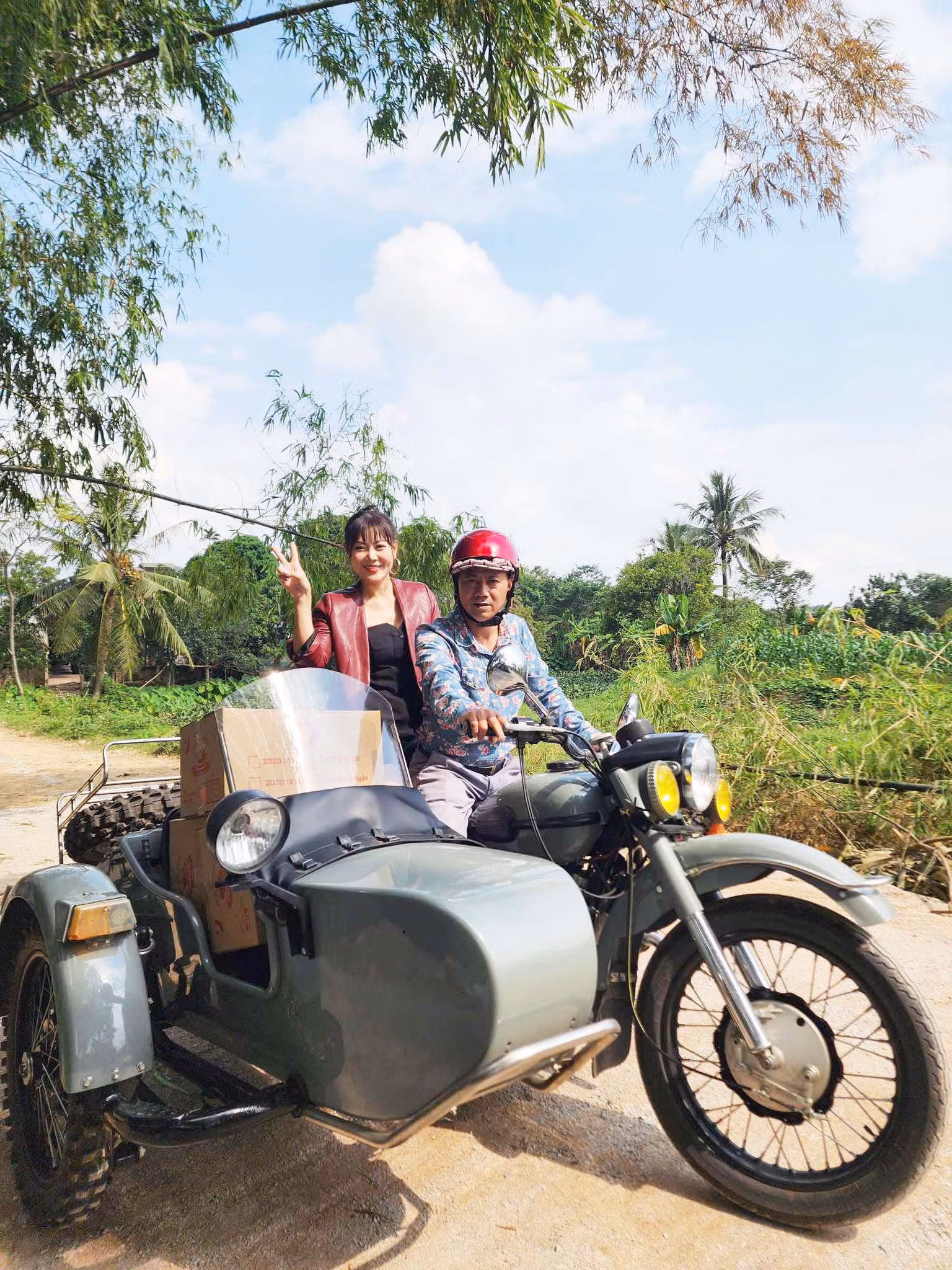 nghệ sĩ thanh hương và đạo diễn trần bình trọng trong phim _đại gia chân đất_.jpg -0