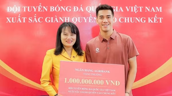 Agribank tặng thưởng 1 tỷ đồng cho Đội tuyển Bóng đá Quốc gia Việt Nam