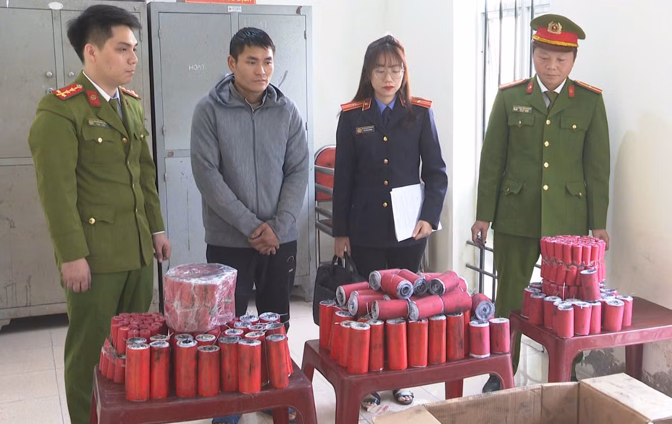 Công an huyện Gia Lâm thu giữ hơn tạ pháo lậu -0