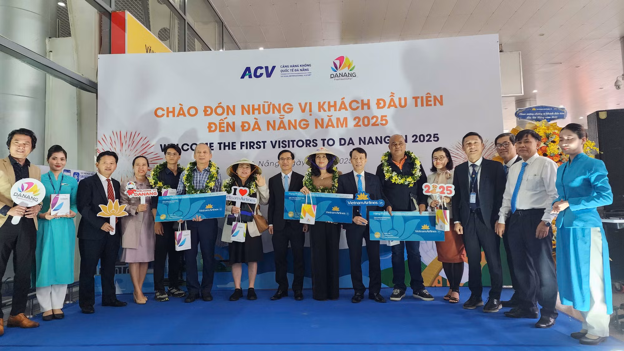 Đà Nẵng và Hội An nhộn nhịp đón du khách quốc tế ngày đầu năm mới 2025 -1