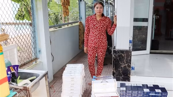 Mua thuốc lá lậu về bán lại kiếm lời thì bị bắt quả tang