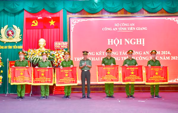 Công an các tỉnh tăng cường lực lượng giữ vững bình yên ở địa bàn cơ sở -1