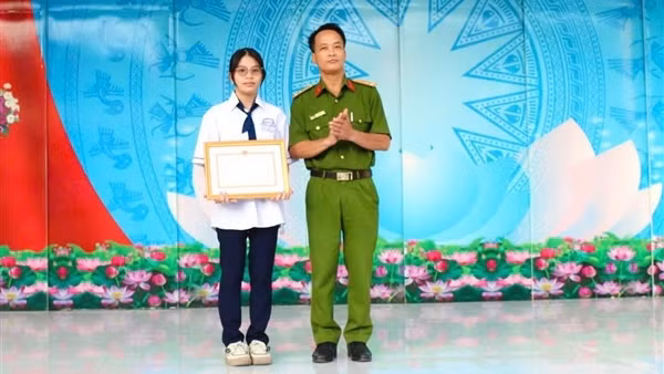 Khen thưởng nữ sinh giao nộp khẩu súng nhặt được