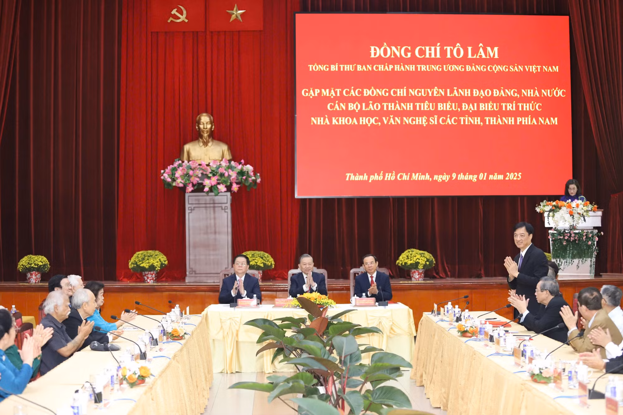Tổng Bí thư Tô Lâm gặp mặt nguyên lãnh đạo Đảng và đại biểu trí thức, văn nghệ sĩ phía Nam -0