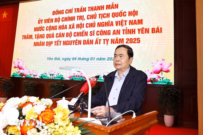 Chủ tịch Quốc hội thăm, tặng quà nhân dân và lực lượng vũ trang tỉnh Yên Bái -0
