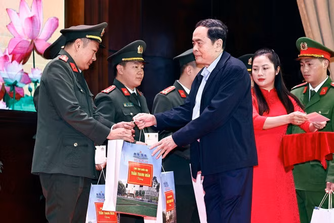 Chủ tịch Quốc hội thăm, tặng quà nhân dân và lực lượng vũ trang tỉnh Yên Bái -0