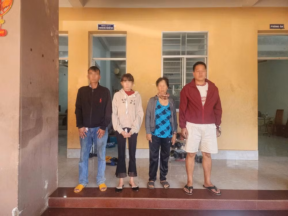 Chủ nhà nghỉ và quán cà phê phối hợp điều gái bán dâm -0