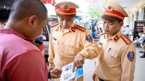 Cảnh sát test nhanh ma túy tài xế trước giờ xuất bến, nhắc nhở lái xe an toàn