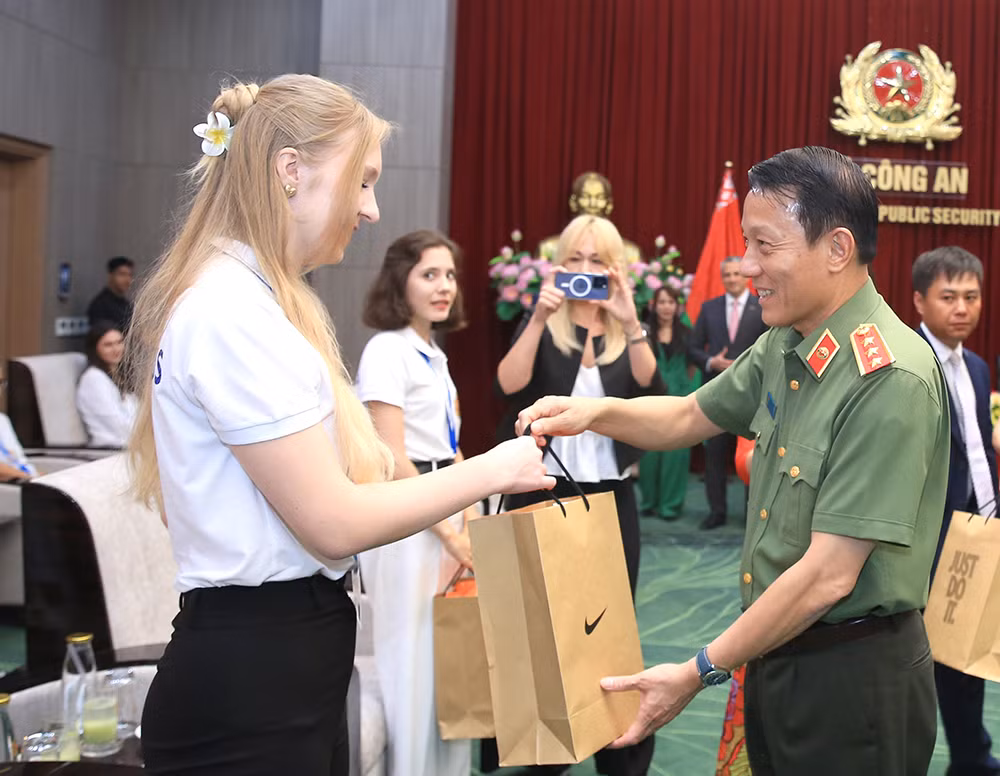 Dành sự quan tâm chu đáo cho con CBCS Bộ Nội vụ Belarus sang nghỉ dưỡng tại Việt Nam -0