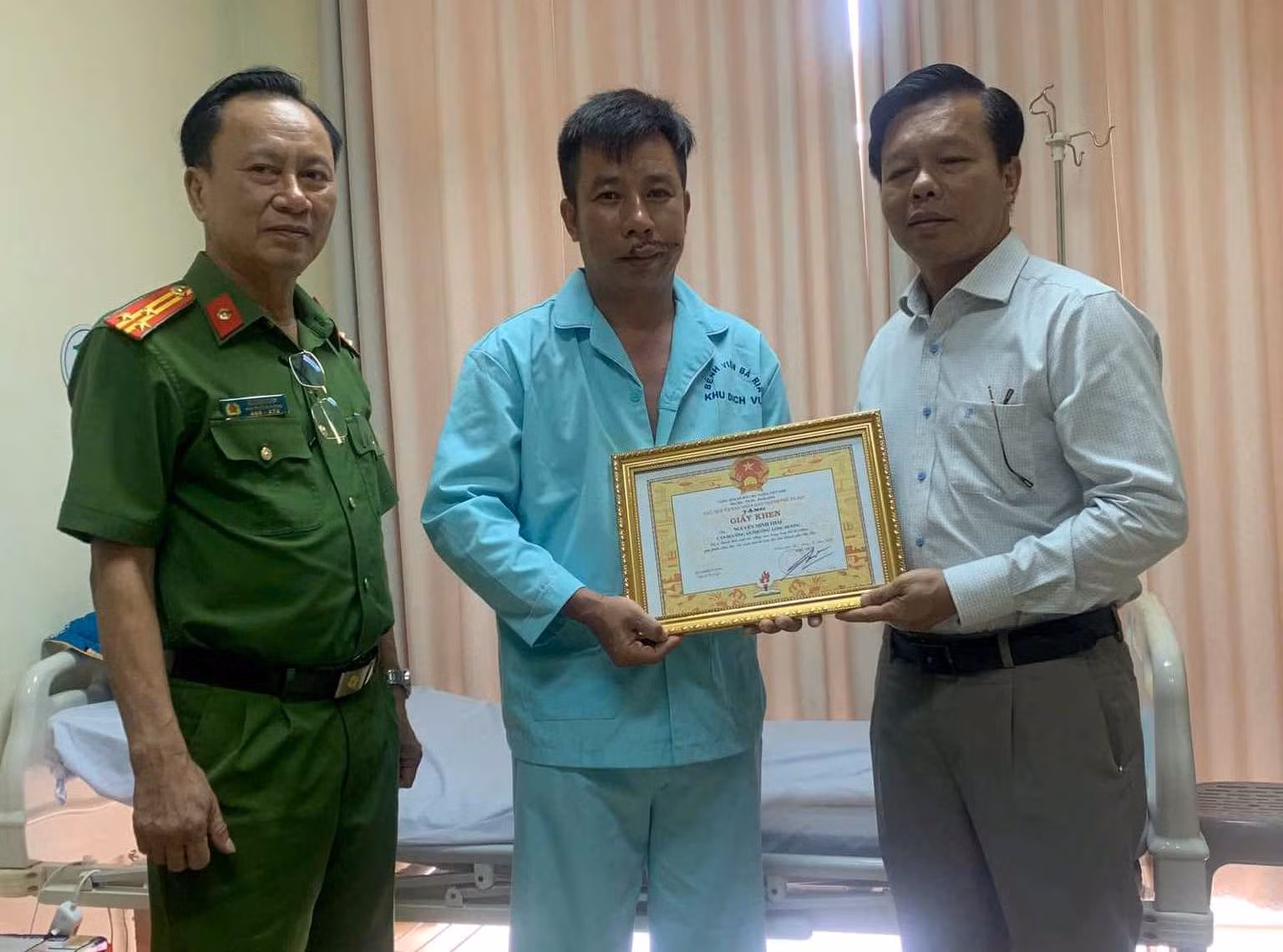 Bất ngờ bị chém trọng thương, Thiếu tá Công an vẫn khống chế được đối tượng -0