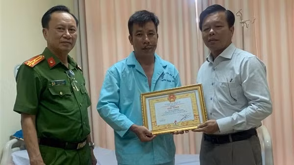 Bị thương khi khống chế tội phạm, Thiếu tá Công an phải khâu gần 40 mũi