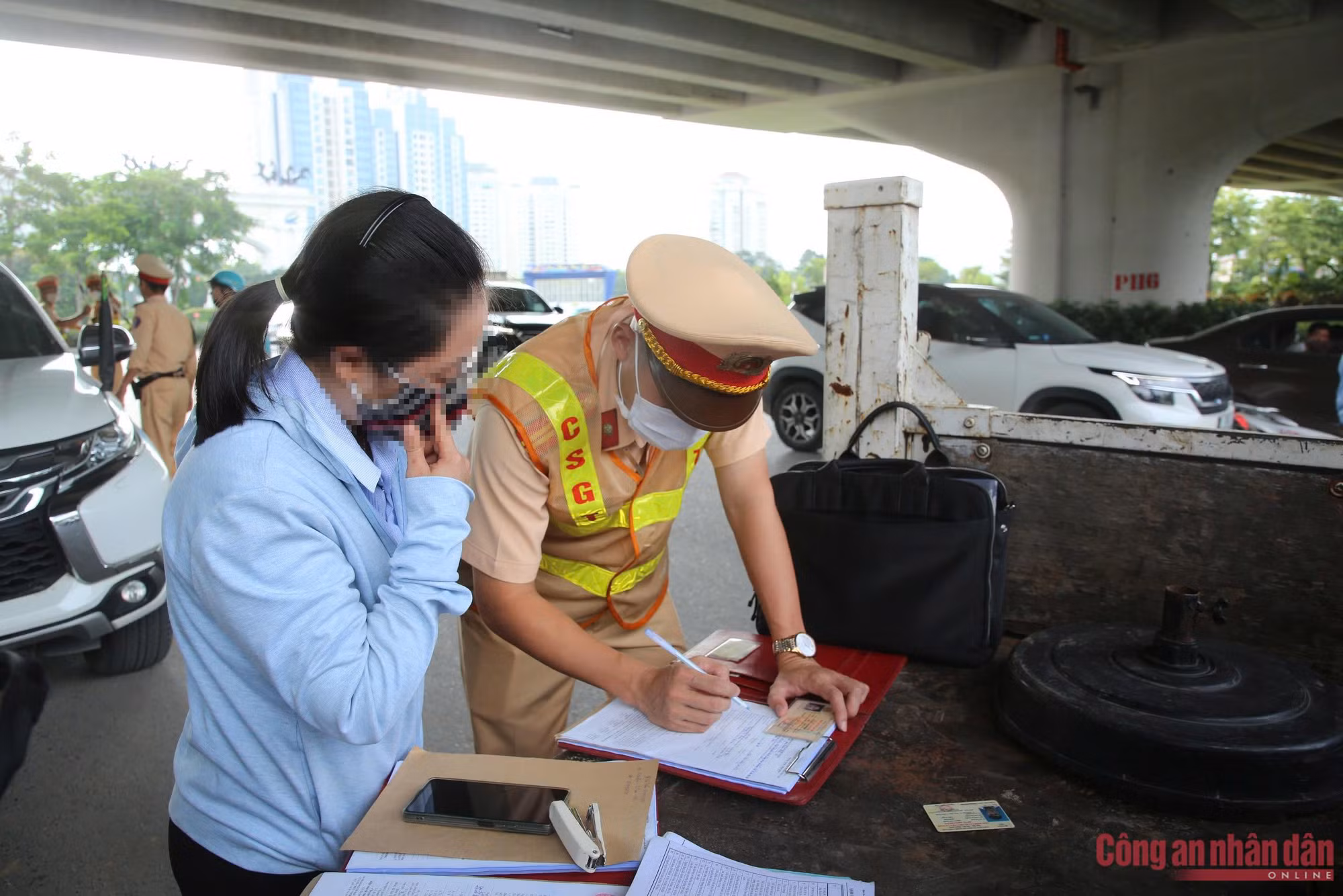 CSGT hóa trang ghi hình xe ôm lập 