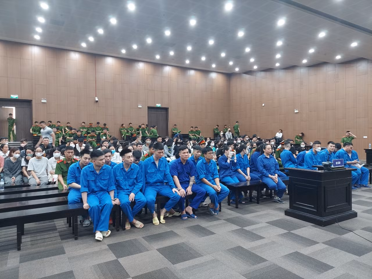 135 bị cáo trong đường dây cho vay lãi nặng và ghép ảnh khỏa thân để đòi nợ hầu tòa -0