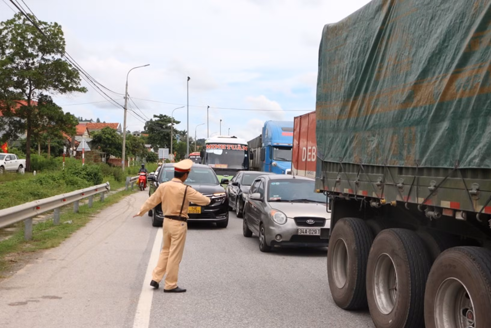 Thêm một điểm trên quốc lộ 18 qua tỉnh Quảng Ninh bị sụt lở -0