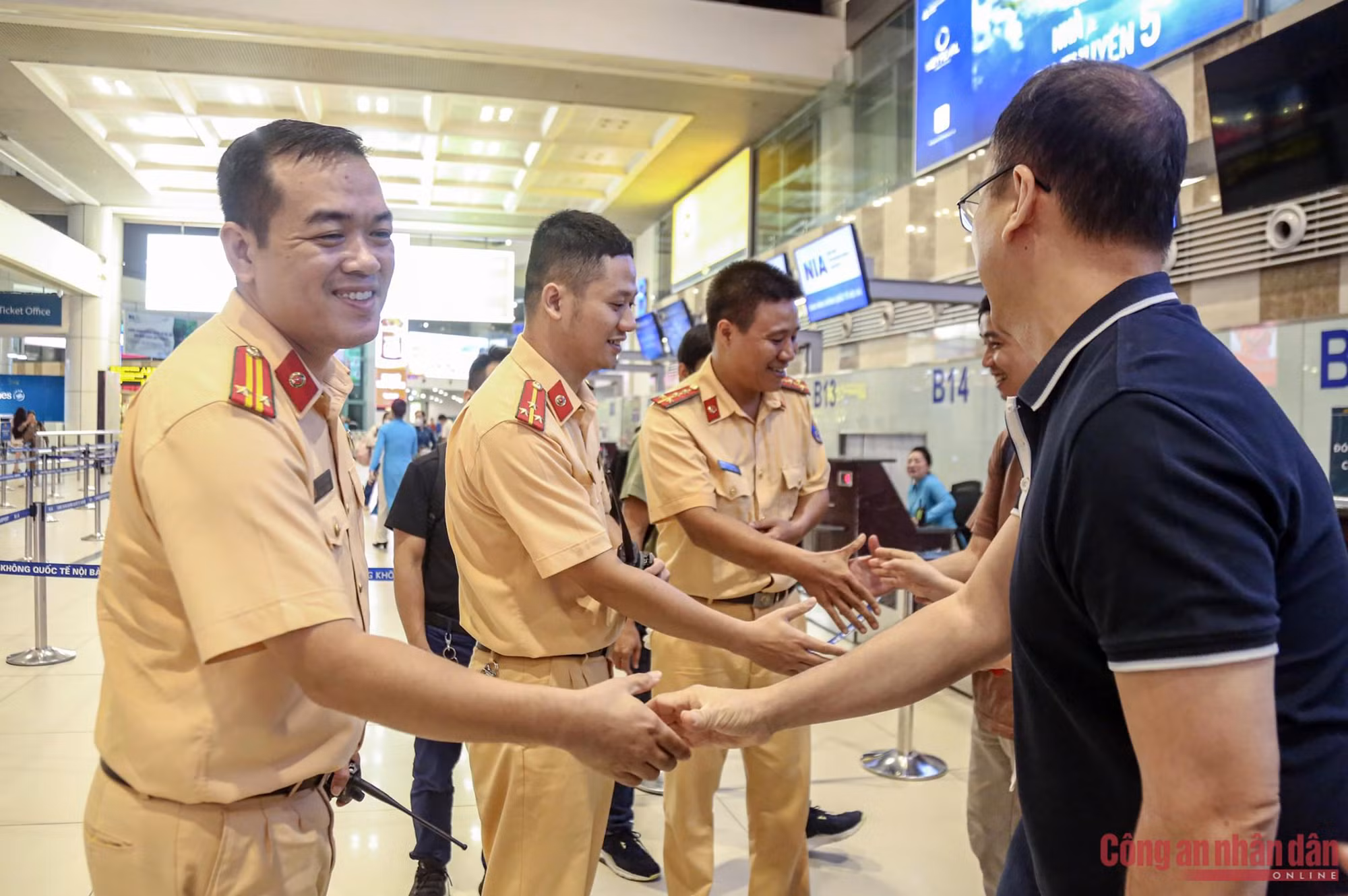 Cộng đồng mạng lan tỏa hành động đẹp của các chiến sĩ CSGT Thủ đô -0