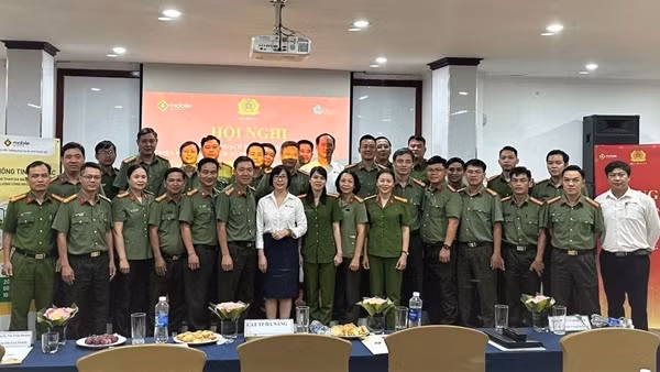 Trang bị SIM Gmobile cho lực lượng tham gia bảo vệ ANTT ở cơ sở