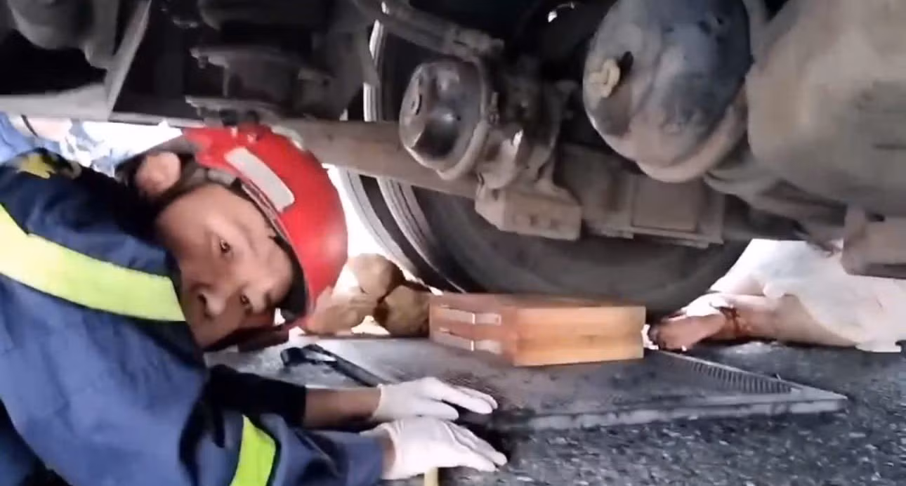 Cảnh sát PCCC &CNCH kịp thời giải cứu du khách nước ngoài mắc kẹt dưới gầm xe khách -3
