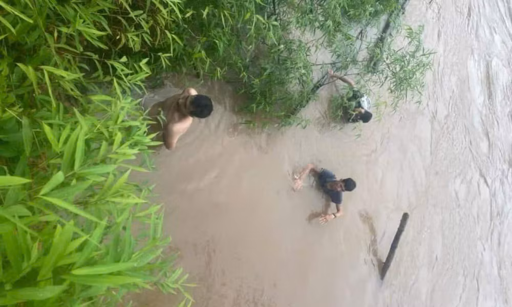 Xe đầu kéo bị lũ cuốn, lái xe được người dân cứu thoát -0