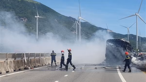 Hơn 30 người thoát nạn trong vụ cháy xe ô tô khách trên Quốc lộ 1A