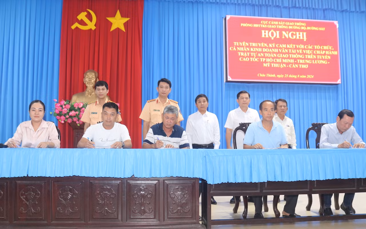 Gần 300 tổ chức, cá nhân ký cam kết chấp hành TTATGT trên tuyến cao tốc TP Hồ Chí Minh - Cần Thơ -0