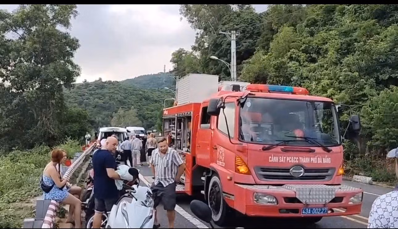 Cảnh sát PCCC &CNCH kịp thời giải cứu du khách nước ngoài mắc kẹt dưới gầm xe khách -0