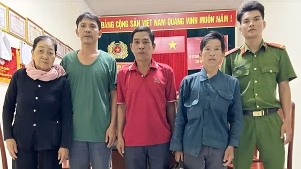 Công an xã biên giới giúp người đàn ông đi lạc hơn 300km về với gia đình