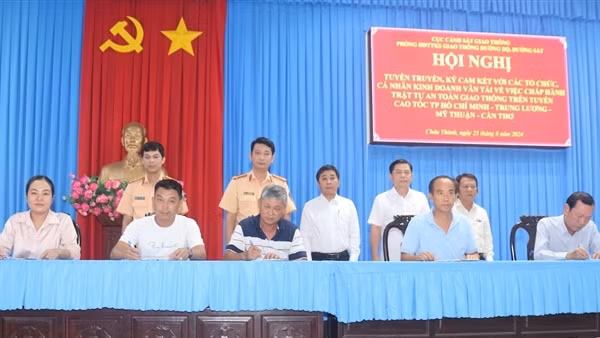 Gần 300 tổ chức, cá nhân ký cam kết chấp hành TTATGT trên tuyến cao tốc TP Hồ Chí Minh - Cần Thơ