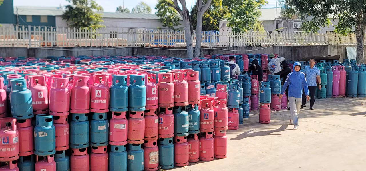 Phát hiện cơ sở thu gom gần 3.000 vỏ bình gas trái phép -0