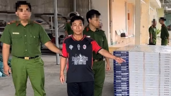 Bỏ xe ô tô chứa 18.000 gói thuốc lá lậu trốn vào rừng