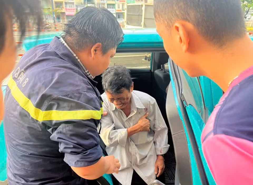 Người dân tán thưởng hành động cứu người của tổ Cảnh sát PCCC -0