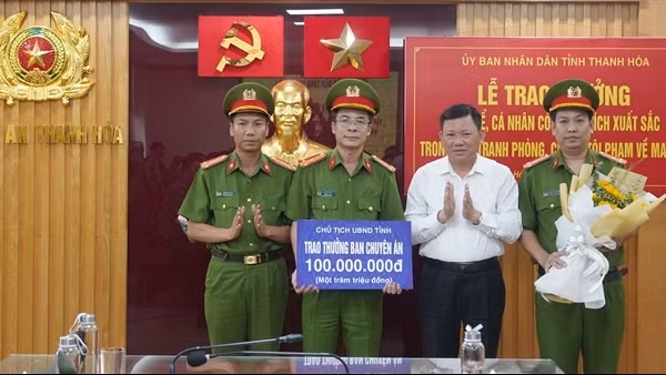 Khen thưởng chiến công triệt phá đường dây vận chuyển 42kg ma tuý